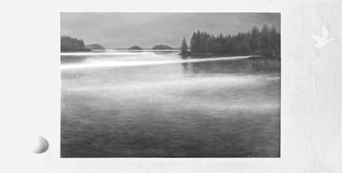 Öljyvärimaalaus vanerilla. Yöllinen järvimaisema. Vasemmassa laidassa kipsimuna, oikealla lennossa oleva vesilintu.