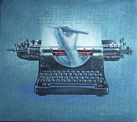 Vanha kirjoituskone, jonka kirjasinkuopasta nousee kirjoittava käsi.