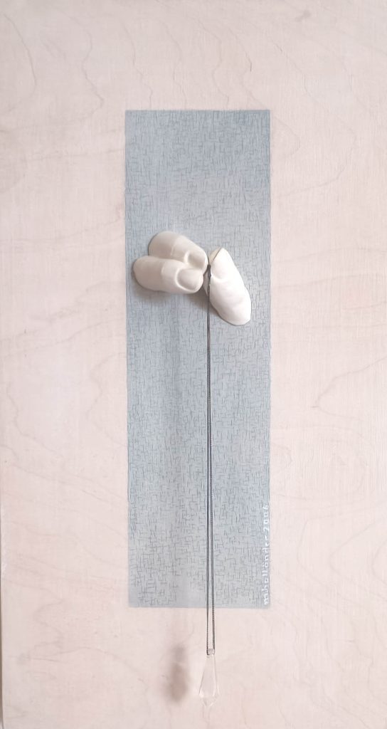 Kipsisormet maalatulla vaneripohjalla pitelevät kristalliheiluria.