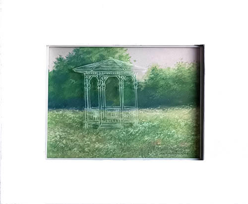 Pastellein maalattu niitty. Päällilasissa kaiverrettu huvimaja.