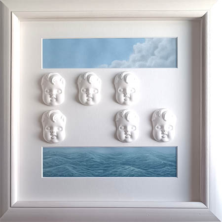 Kipsikasvoja pohjalla, jossa maalaukset taivaasta ja merestä.