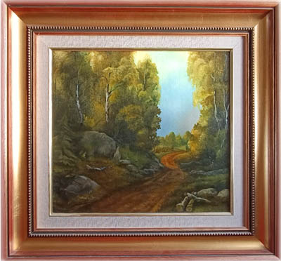 Lehtimetsän poikki menevä tie.