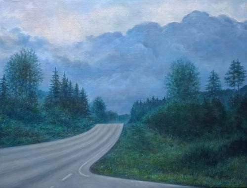 Öljymaalaus. Kestopäällysteinen maantie metsän keskellä. Lähestyvät tummat pilvet.