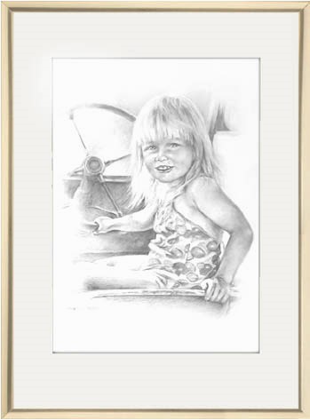 Lyijykynäpiirros tytöstä traktorin ohjaamossa.