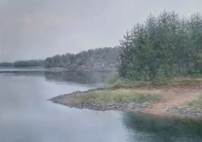 Harmaasävyinen, tyyni rantamaisema. Pastellimaalaus.